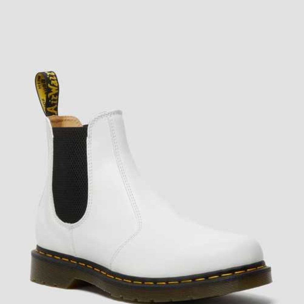 CHELSEA BOOTS